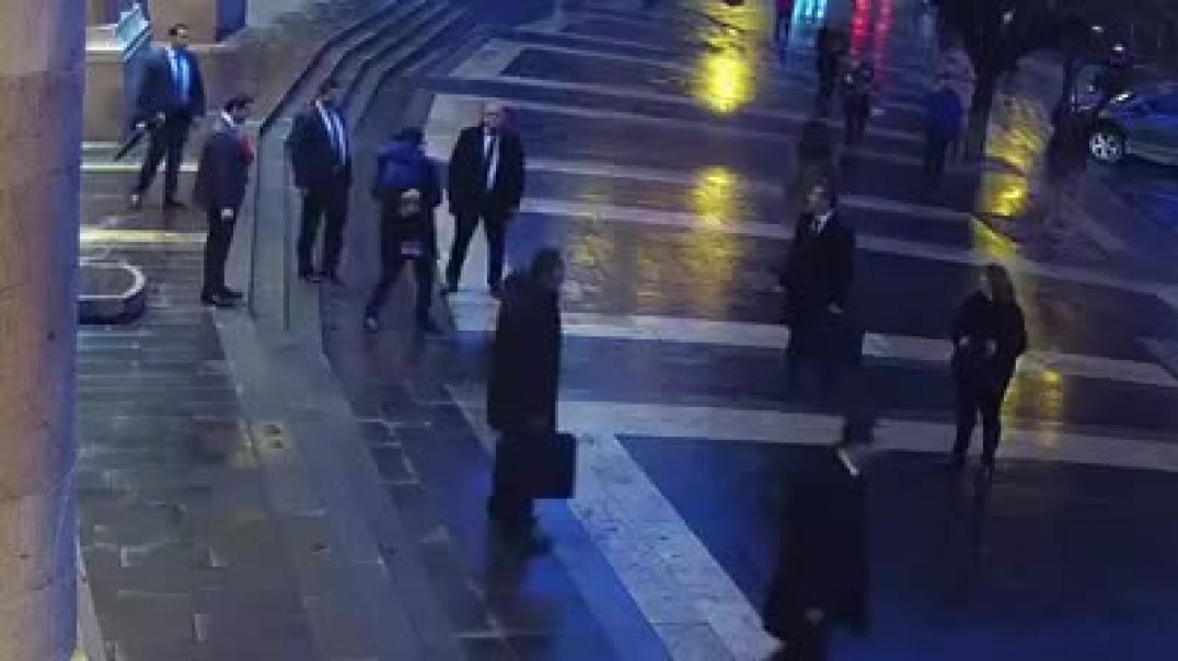 Կառավարության դիմաց փոքրիկ երեխան վազեց և գրկեց Նիկոլ Փաշինյանին