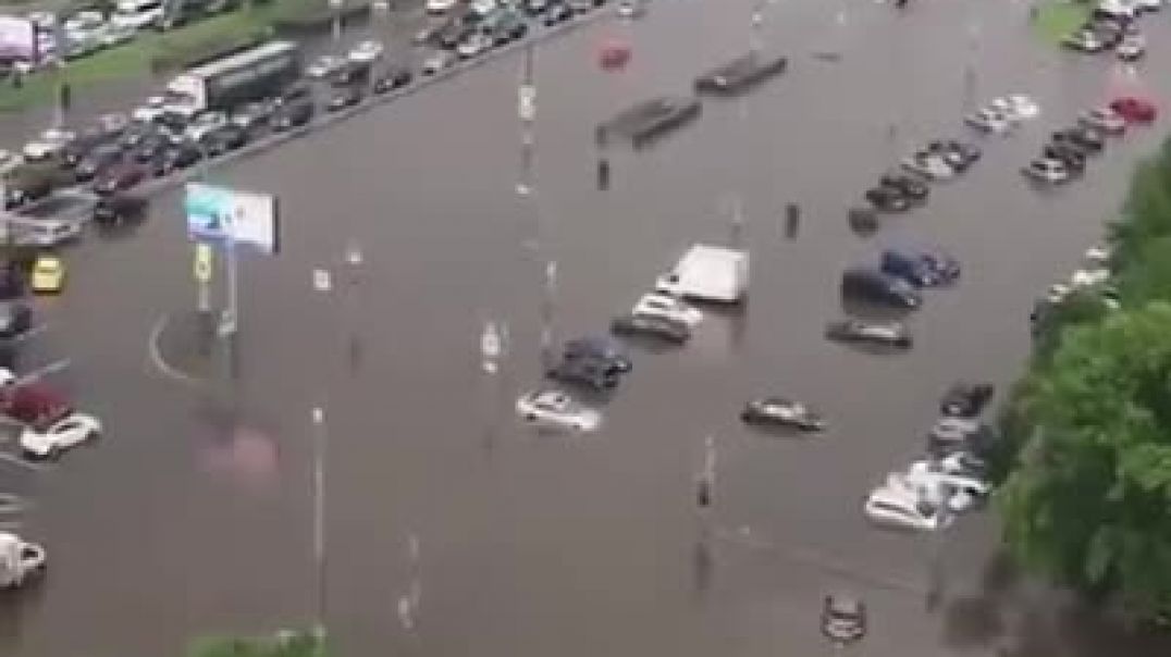 «Փողոցները վերածվել են ծովի». Հորդառատ անձրևը հեղեղել  է Մոսկվան