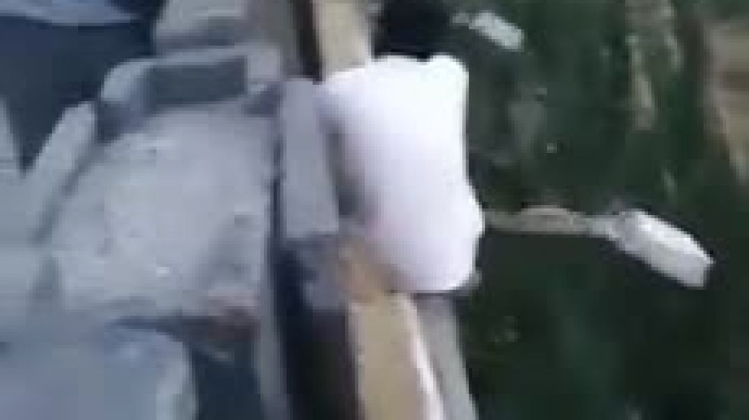 «Հաղթանակ» կամրջից 2 տղամարդ փորձում են ցած նետվել