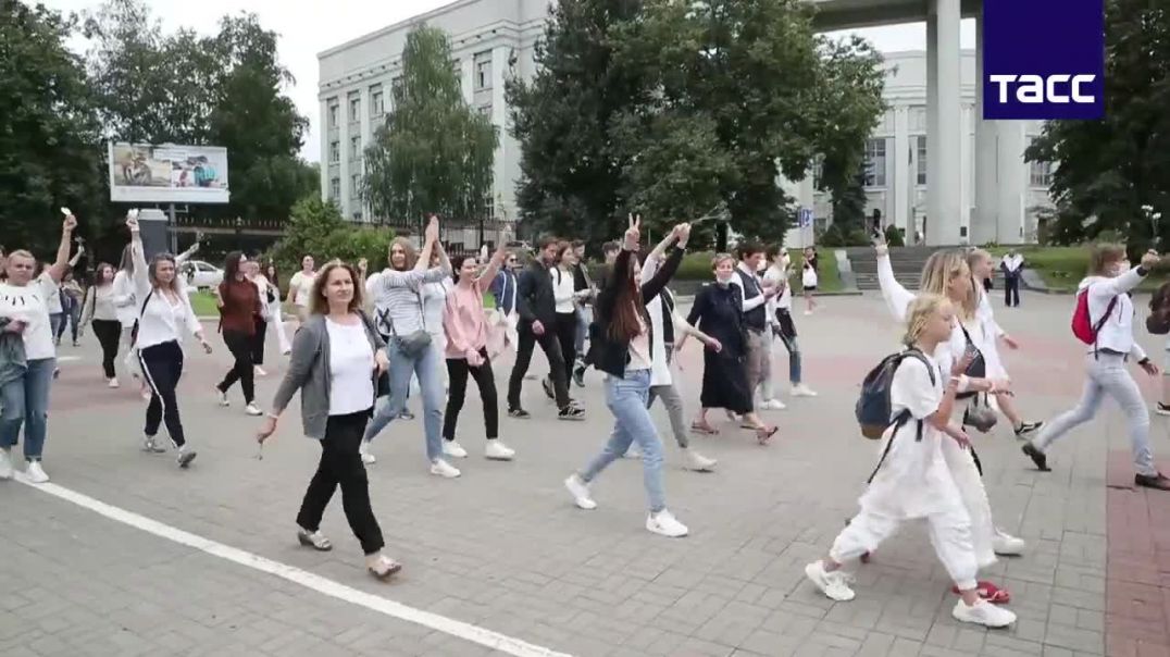 Сотни_девушек_в_Минске_вышли_на_акцию_протеста_с_цветами_в_руках