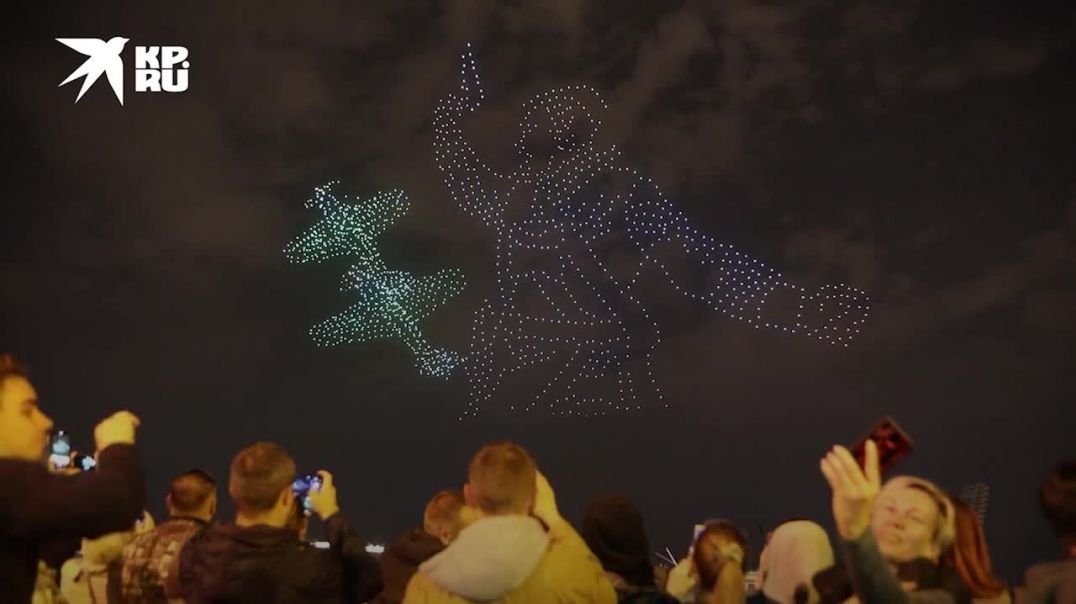 Шоу дронов в Санкт-Петербурге в честь 75-летней годовщины окончания Второй мировой войны (720p)