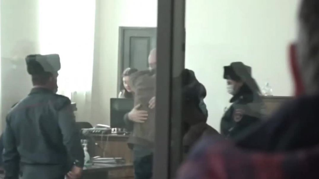 Արմեն Չարչյանին դատարանում ծափերով դիմավորեցին (online-video-cutter