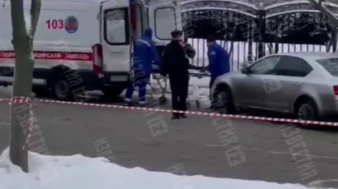 Пострадавших_после_стрельбы_в_МФЦ_увозят_на_скорой