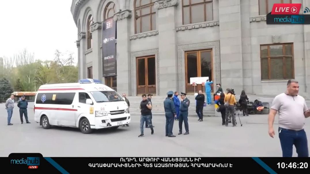 Ազատության հրապարակ շտապ օգնության մեքենա ժամանեց (online-video-cutter