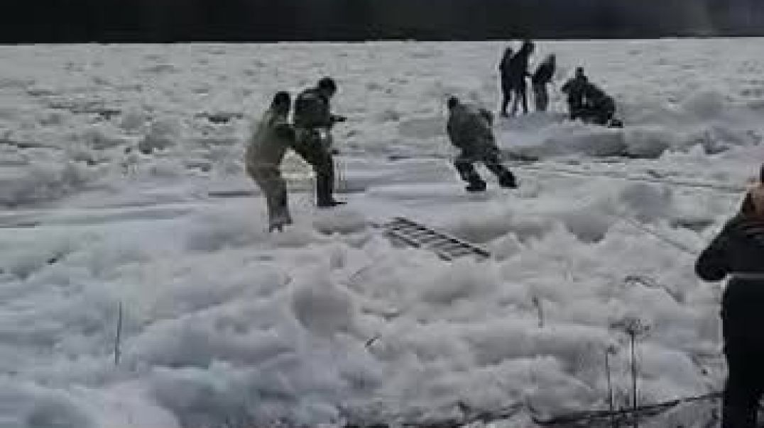 Подростки на льдине