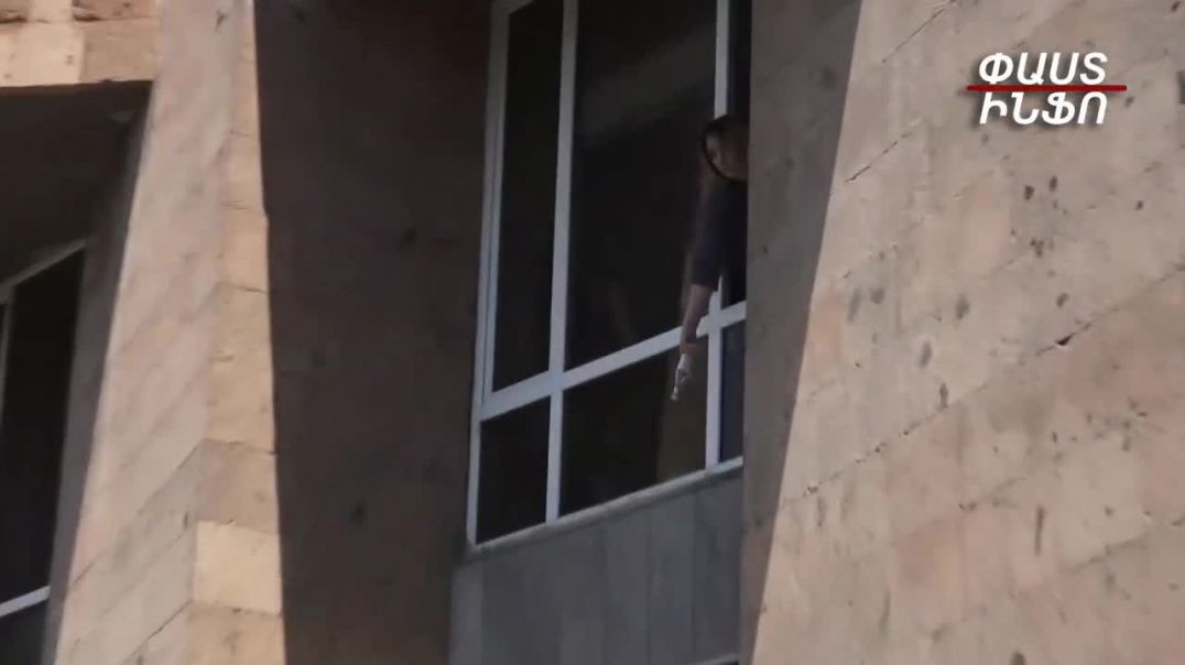 Կառավարության աշխատակիցները պատուհաններից ջուր են տալիս ցուցարարներին