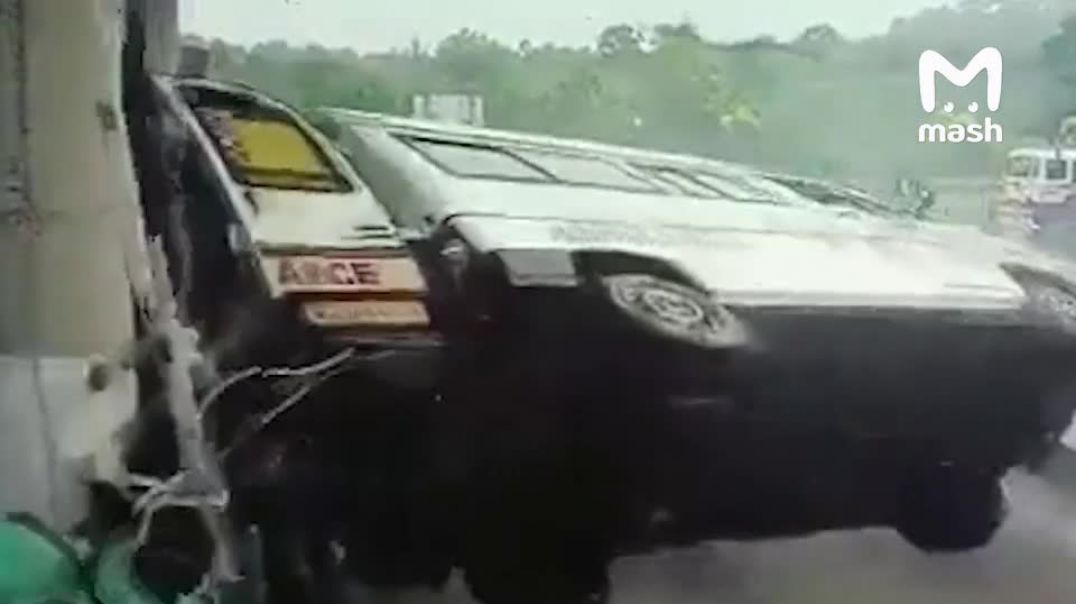 Ինչպես է շտապօգնության մեքենան ամբողջ արագությամբ մխրճվում անցակետի մեջ․ Հնդկաստան