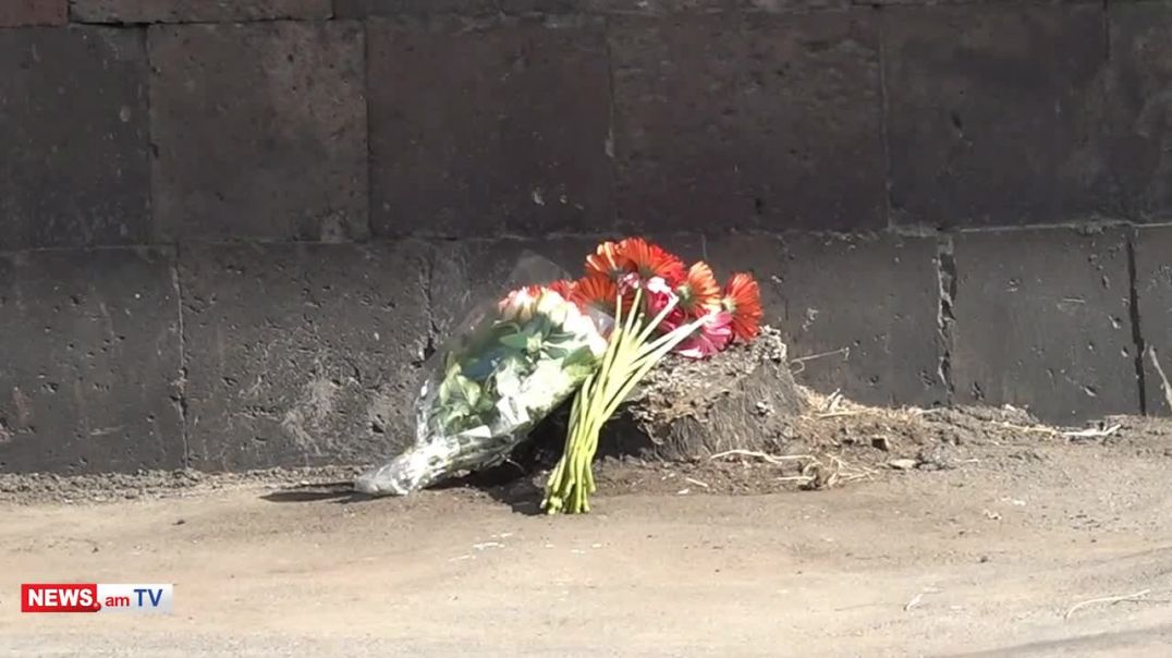 Քաղաքացիները ծաղիկներ են բերում «Սուրմալուի» պայթյունի վայր