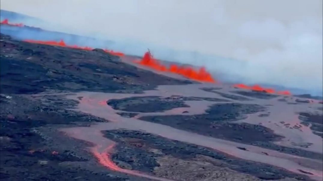 Извержение вулкана Мауна Лоа на Гавайях произошло впервые с 1984 года