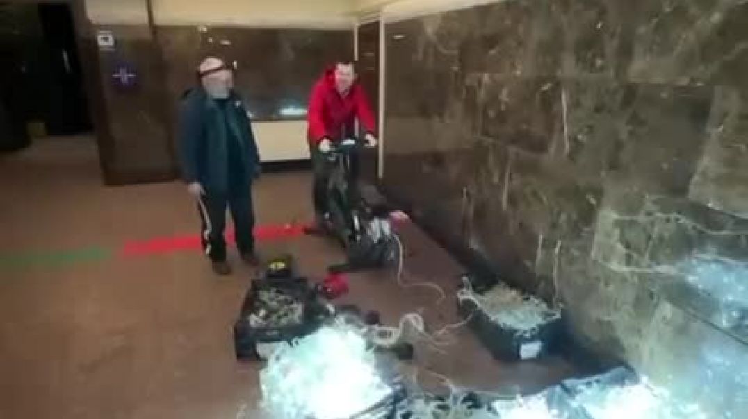 Ինչպես են Կիևի երկաթուղային կայարանում տոնածառը էլեկտրասնուցուղ հեծանիվով լուսավորում