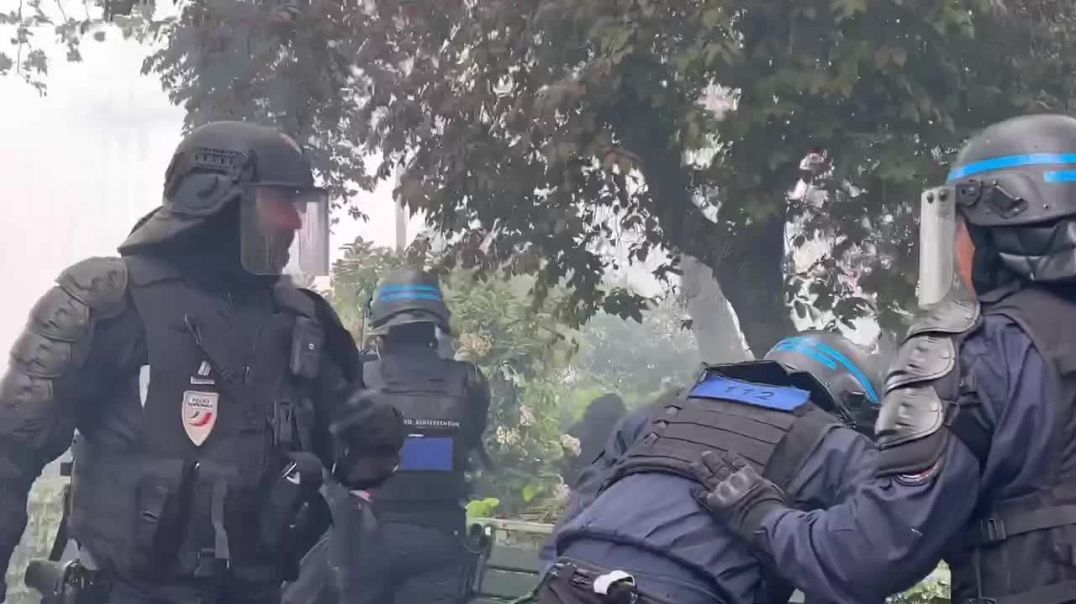 Փարիզում քամու ուղղությունը փոխվել է, ինչի արդյունքում ոստիկանների կիրառած արցունքաբեր գազն ազդել է 