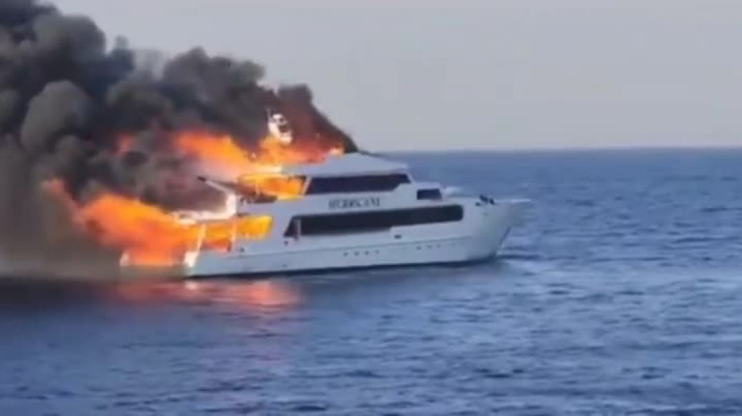яхта горит