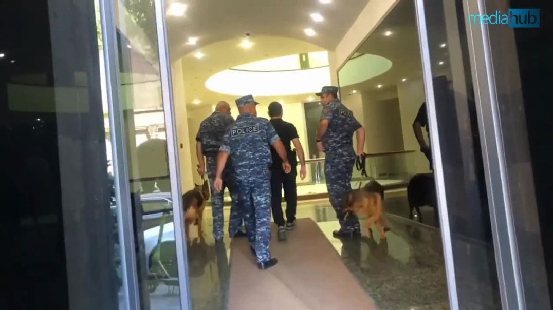Զարեհ Սինանյանի գրասենյակում շները զենք-զինամթերք են փնտրում