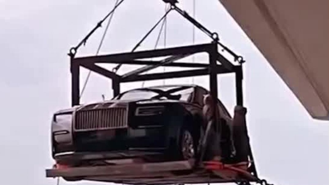 Չինաստանում միլիարդատերը 390.000 դոլար արժողությամբ Roll-Royce Ghost-ը բարձրացրել է շենքի 44-րդ հարկ
