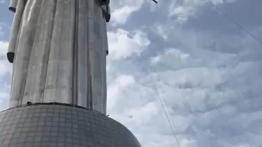 ՏԵՍԱՆՅՈՒԹ․ Կիևում սկսվել է «Մայր-Հայրենիք» հուշարձանի վրա ԽՍՀՄ զինանշանի ապամոնտաժումը