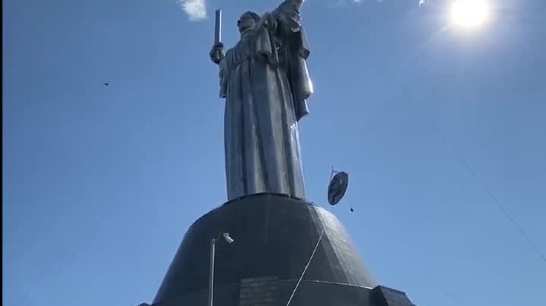 Կիևում ապամոնտաժել են «Մայր հայրենիք» հուշարձանին ամրացված ԽՍՀՄ զինանշանը