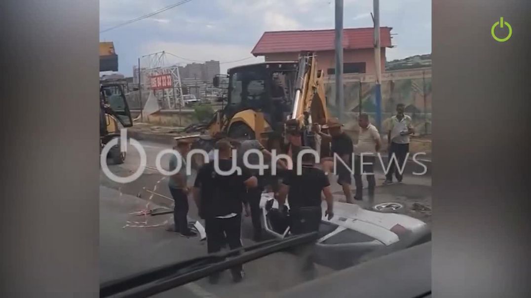Ավանում մեքենան կողաշրջվել է քանդված ճանապարհի մեջ (online-video-cutter