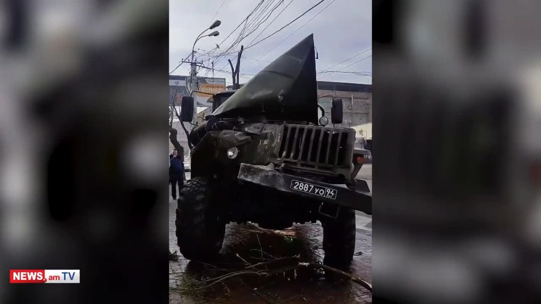 Ռուս զինվորականն «Ուրալով» Երևանում բախվել է խանութի պատին ու փլուզել այն (online-video-cutter