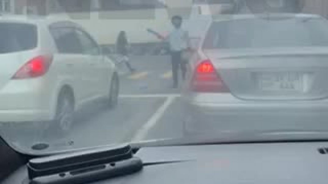 Կոմիտաս-Վաղարշյան փողոցների խաչմերուկում տղամարդը ժանգլյորություն է անում մեքենաների դիմաց