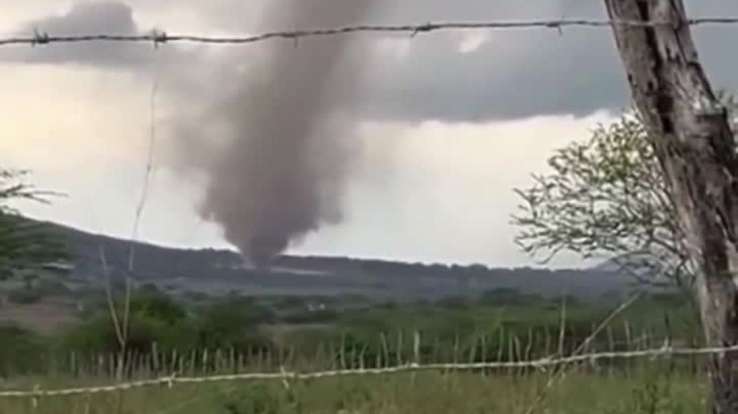 Tornadodust_devil_in_the_municipality_of_Estrela_de_Alagoas,_Brazil (online-video-cutter