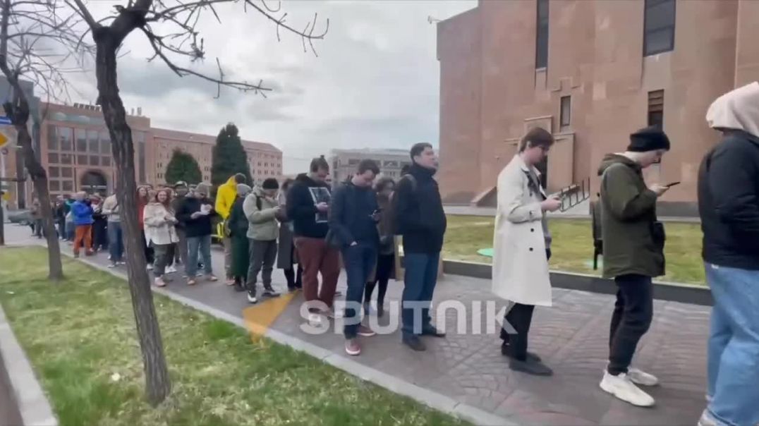Երևանում ՌԴ դեսպանությունում քվեարկել ցանկացողների հերթը մինչև քաղաքապետարան է հասնում
