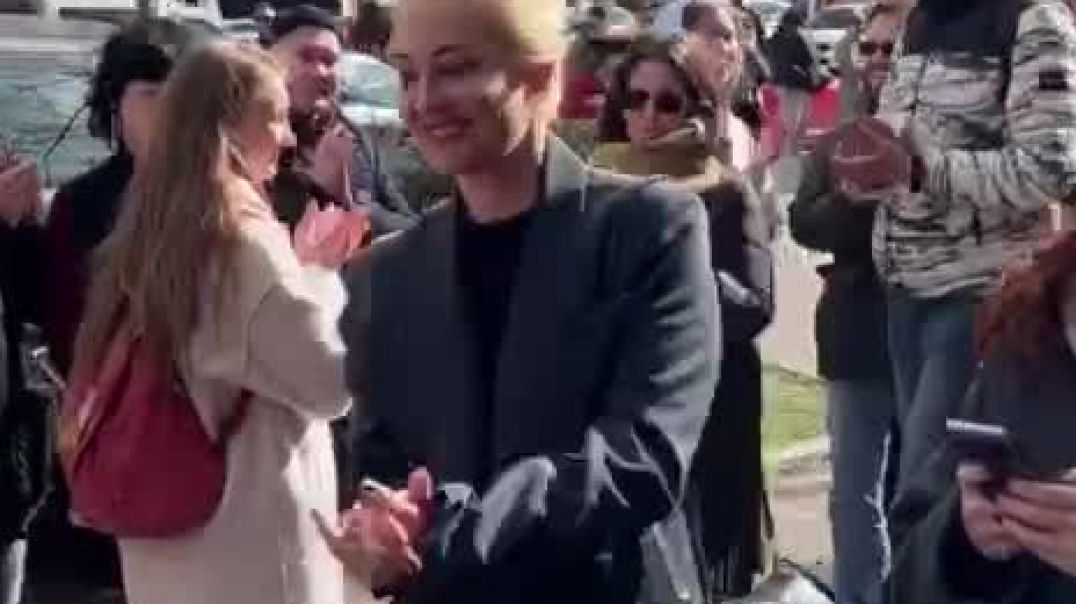 Ինչպես են դիմավորում Ալեքսեյ Նավալնիի կնոջը Բեռլինում. նա մասնակցում է «Կեսօրն ընդդեմ Պուտինի» հանրա