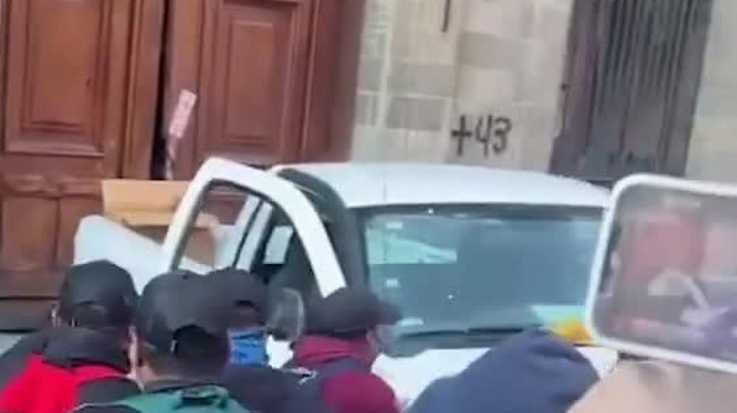 Բողոքի ակցիա Մեքսիակայում. մեքենայով կոտրել են նախագահական պալատի դուռը