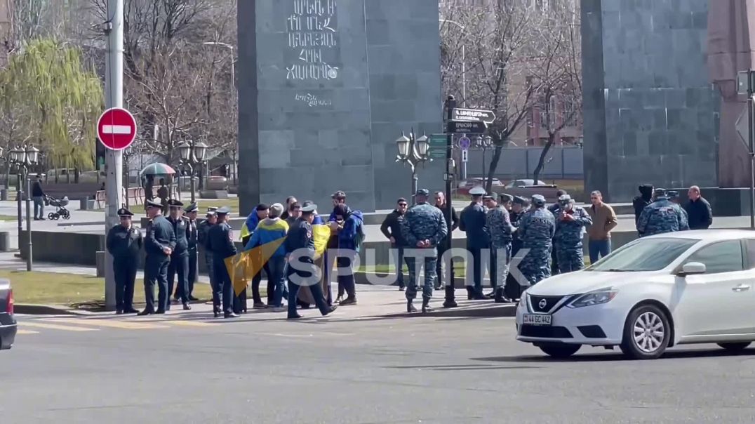 Երևանում ոստիկանությունն արգելել է ուկրաինական դրոշներով ակտիվիստներին մոտենալ դիվանագիտական կառույց