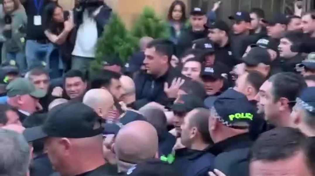 Թբիլիսիում այս պահին բախումներ են տեղի ունենում ոստիկանների և ցուցարարների միջև