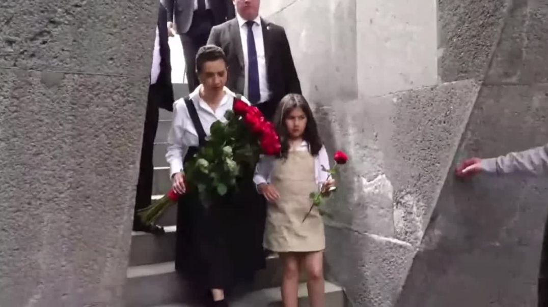 Աննա Հակոբյանը դստեր հետ Ծիծեռնակաբերդում է․ մարդիկ վանկարկում են «Նիկոլ ցեղասպան»