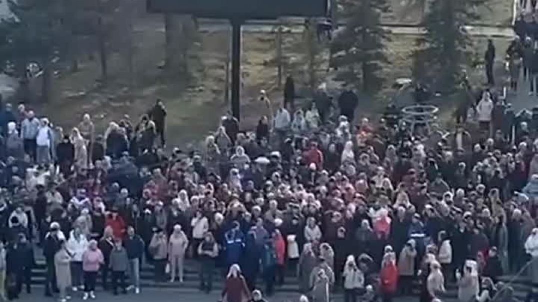 «Պուտին, օգնի՛ր»․ Օրսկում մարդիկ հավաքվել են քաղաքի գլխավոր հրապարակում