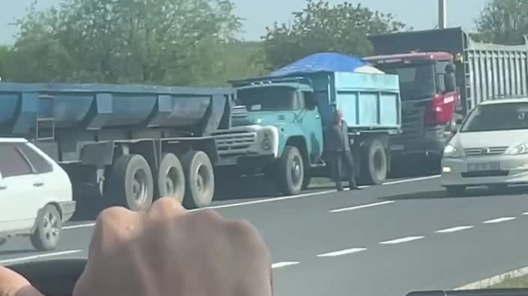 Պարեկները կանգնեցնում են բոլոր բեռնատար մեքենաներին` արգելելով նրանց մուտք գործել Երևան