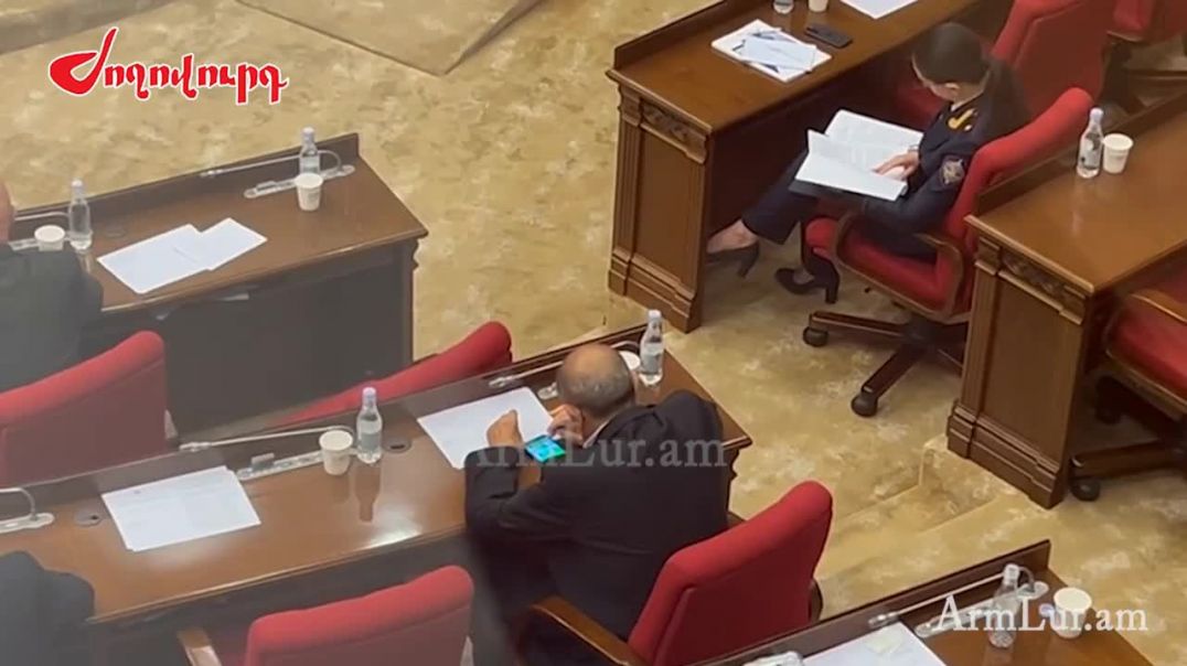 ԱԺ նիստի ժամանակ Գագիկ Մելքոնյանը հեռախոսով թղթախաղ է խաղում