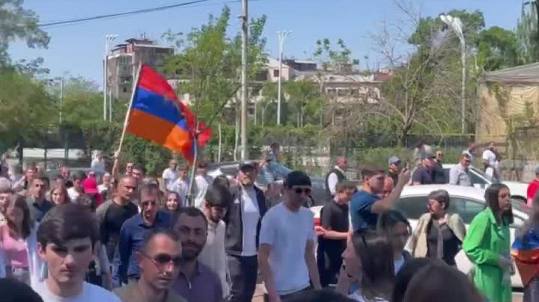 Այս պահին Երևանում քաղաքացիները քայլերթ են իրականացնում