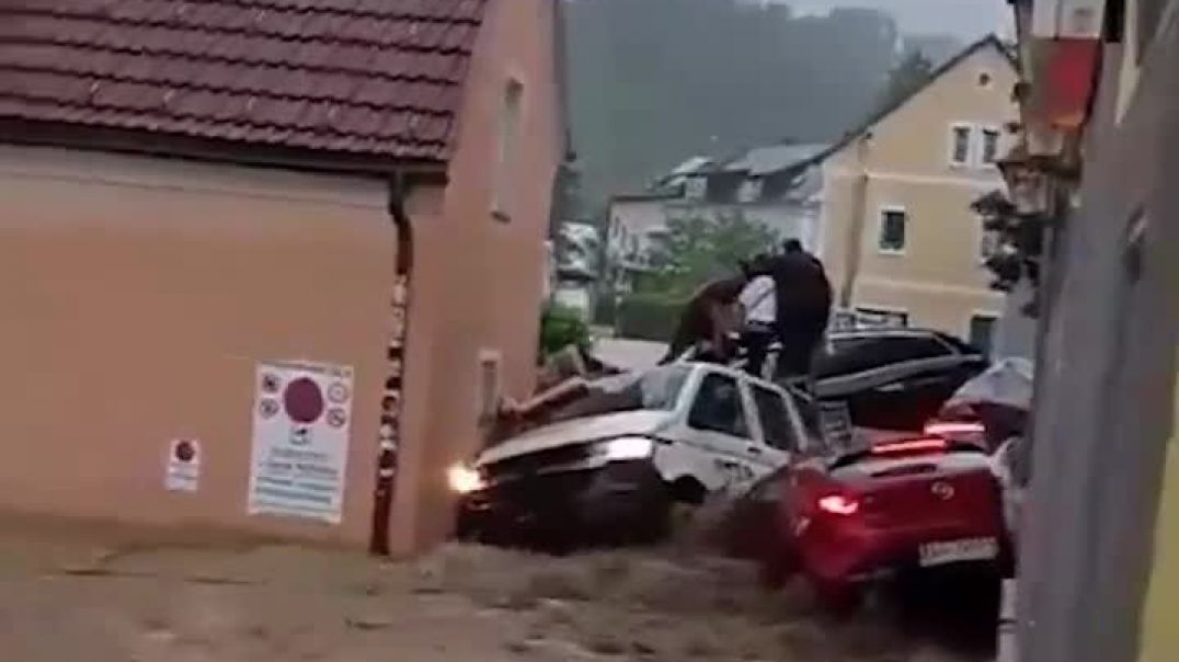 Լողացող մեքենաներ և հեղեղված տներ. արտակարգ իրավիճակ Ավստրիայում