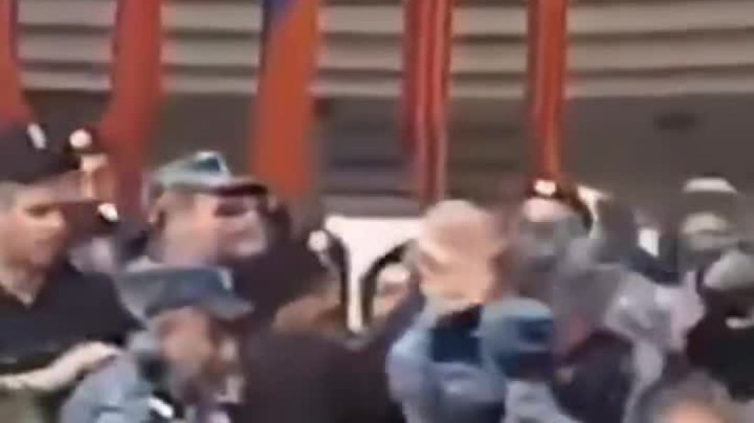 Արսեն Բաբայանը տեսանյութ է հրապարակել, թե ինչպես են ոստիկաններն Աշոտ Հարությունյանի նկատմամբ բիրտ ու