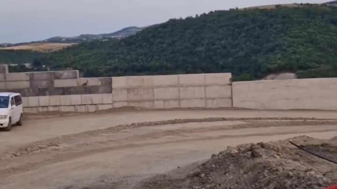 Կիրանցի դպրոցի մոտ կառուցված պատի մյուս կողմում արդեն կանգնած են ադրբեջանական սահմանապահները