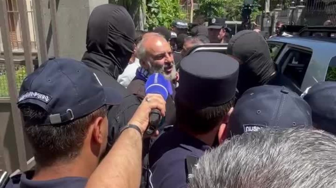 Դիմակավորված անձինք բերման ենթարկեցին Բագրատ Սրբազանին