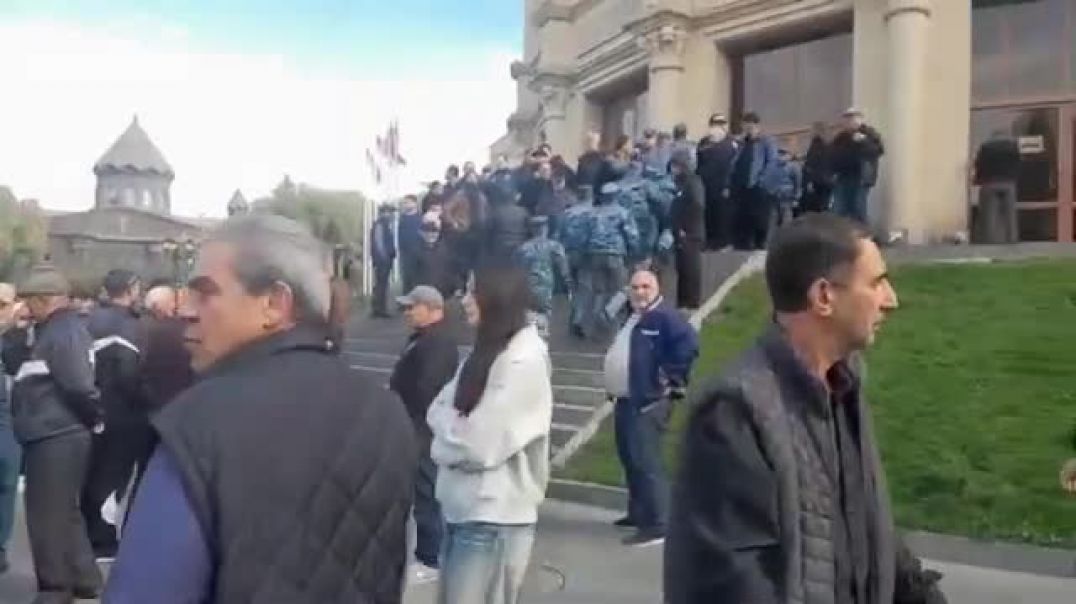 Ավտոբուսներով ոստիկաններին բերում են Գյումրիի համայնքապետարան
