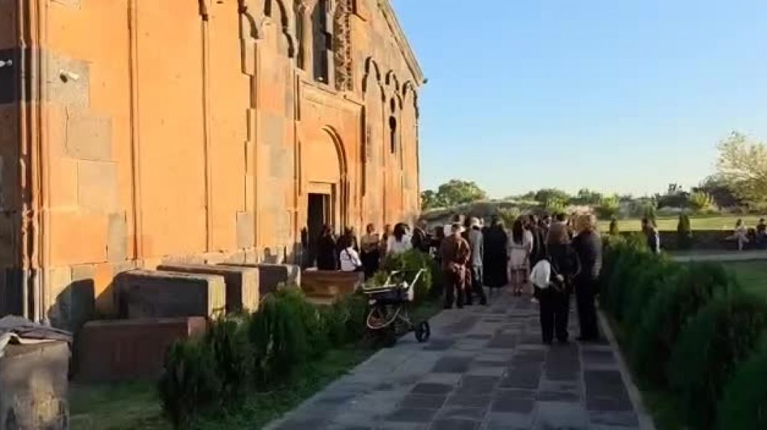 Սարկավագները հրաժարվել են Տեր Արամ քահանա Ասատրյանի հետ մասնակցել պսակադրության արարողությանը
