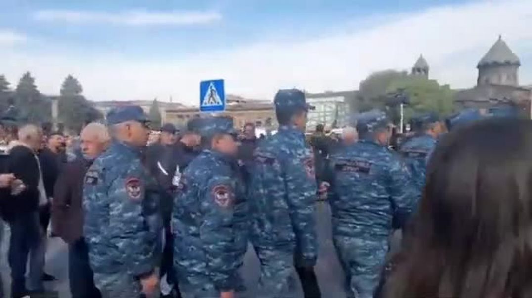 Ավտոբուսներով ոստիկաններին բերում են Գյումրիի համայնքապետարան
