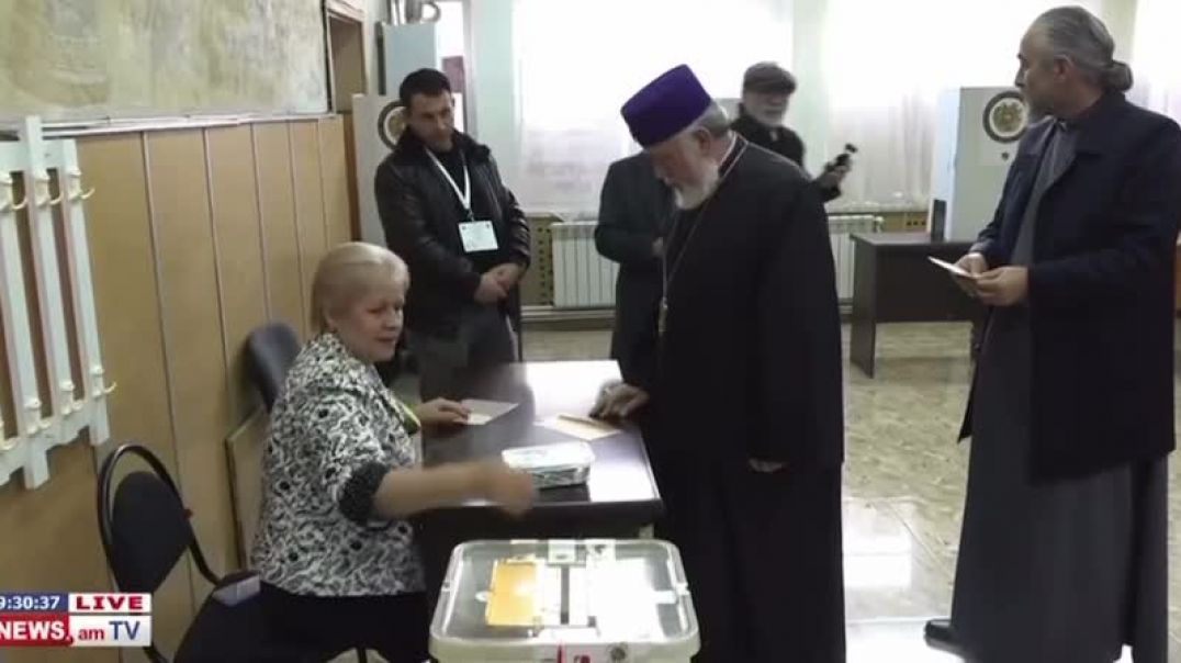 Ամենայն հայոց կաթողիկոս Գարեգին Երկրորդը քվեարկեց 14/11 ընտրատեղամասում