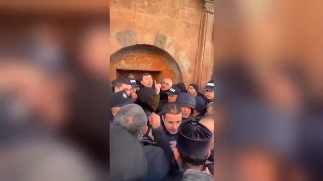 Լարված իրավիճակ՝ Թալինի Սուրբ Աստվածածին եկեղեցում․ ոստիկանները շրջապատել են եկեղեցու մուտքը