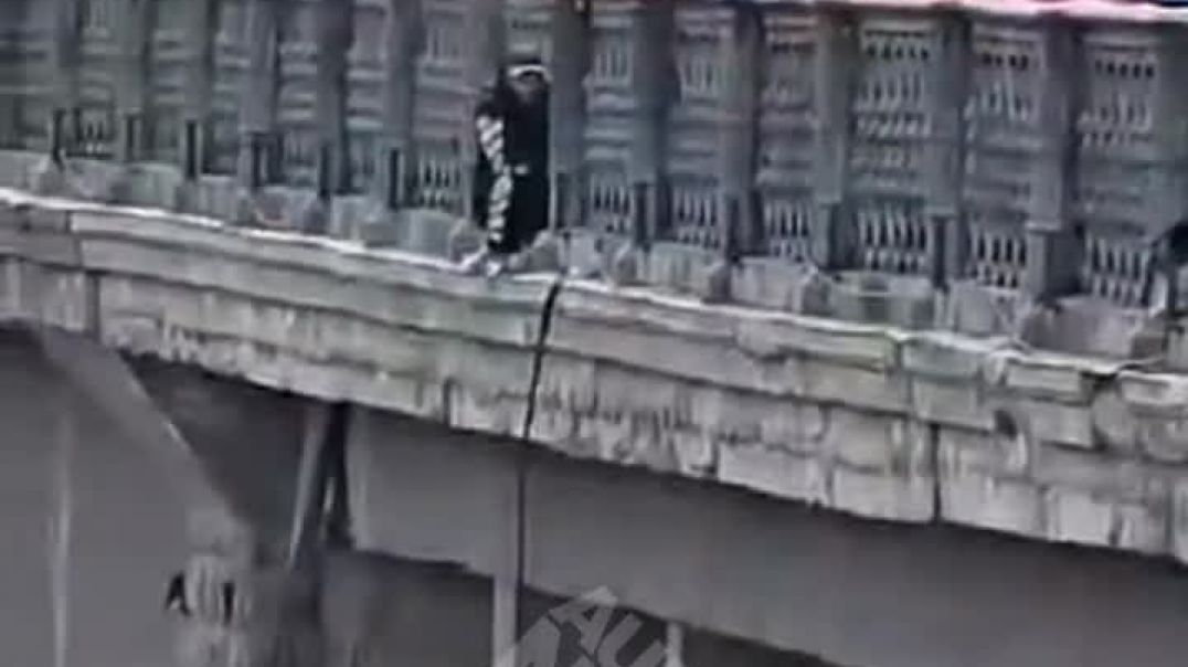 Տղամարդը սպառնում է նետվել Կիևյան կամուրջից