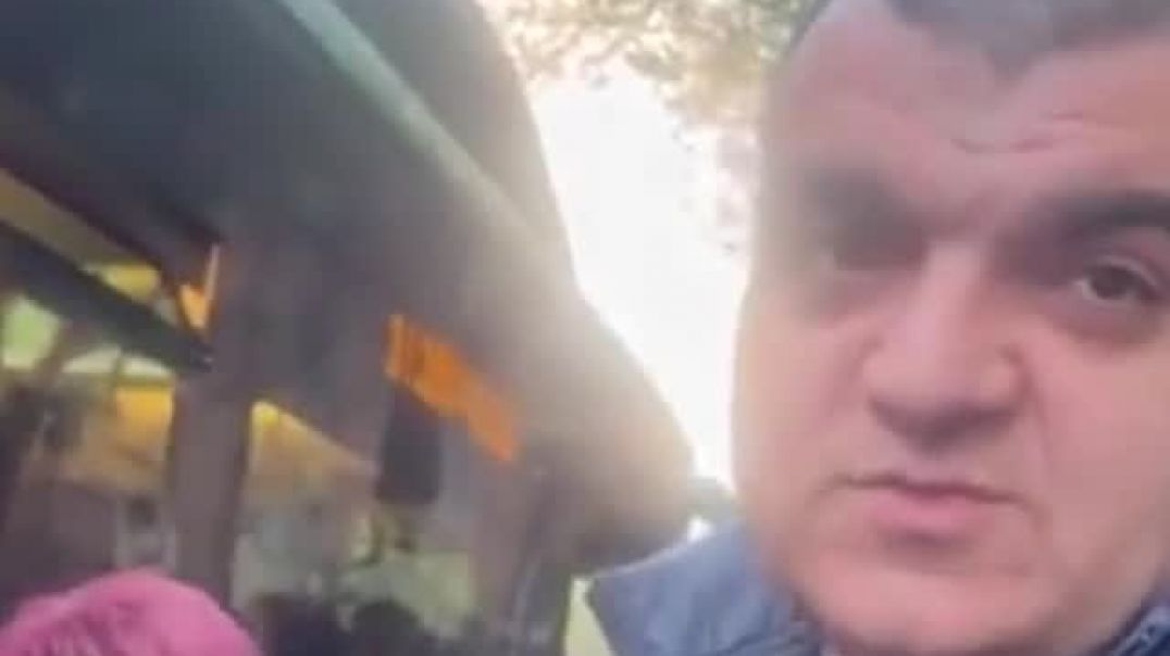 Տիգրան Ավինյան, մարդկանց ոտքերը դուրս է մնում ավտոբուսից