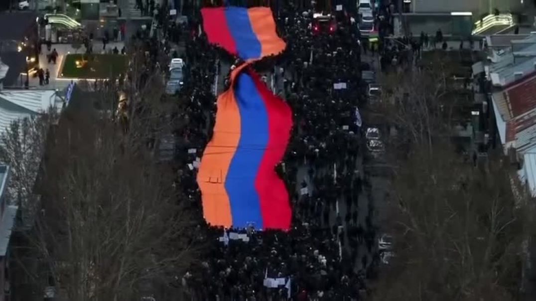 Սամվել Կարապետյանի համակիրները քայլերթի ընթացքում շտկել են շրջված ՀՀ դրոշը